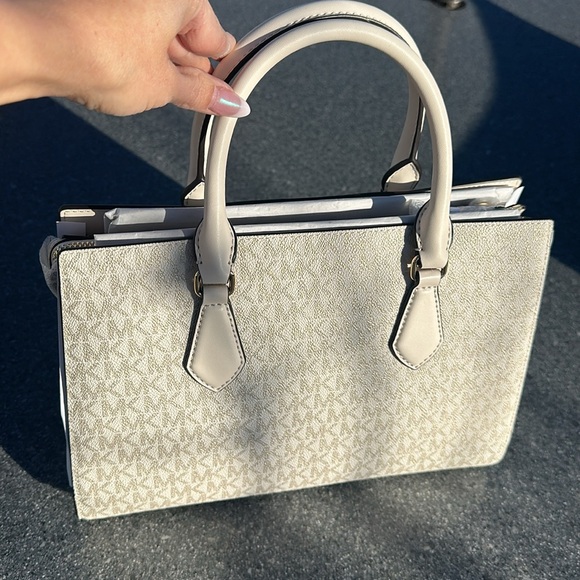 MICHAEL KORS BRAND NEW SHEILA MEDIUM SIGNATURE LOGO METALLIC SATCHEL - Picture 5 of 17